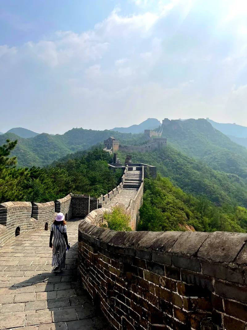 La Grande Muraille de Chine serpentant sur une crête