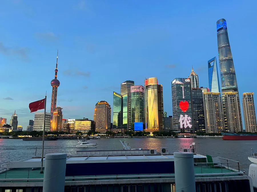 Les gratte-ciel de Pudong vus depuis le Bund, à Shanghai